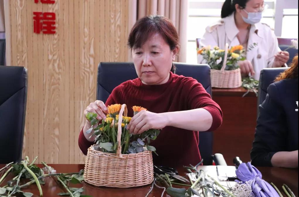 母親節(jié)特色主題活動(dòng)——“花香祝福·獻(xiàn)愛母親”插花會(huì)(圖7)