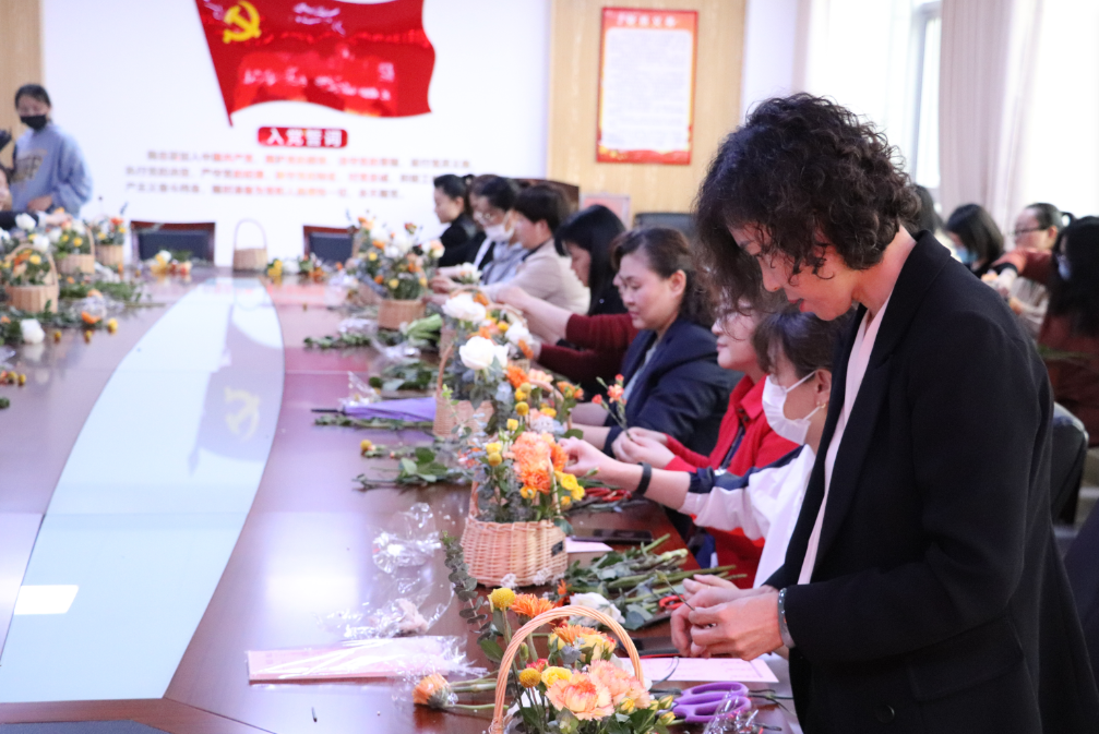 母親節(jié)特色主題活動(dòng)——“花香祝?！かI(xiàn)愛母親”插花會(huì)(圖4)
